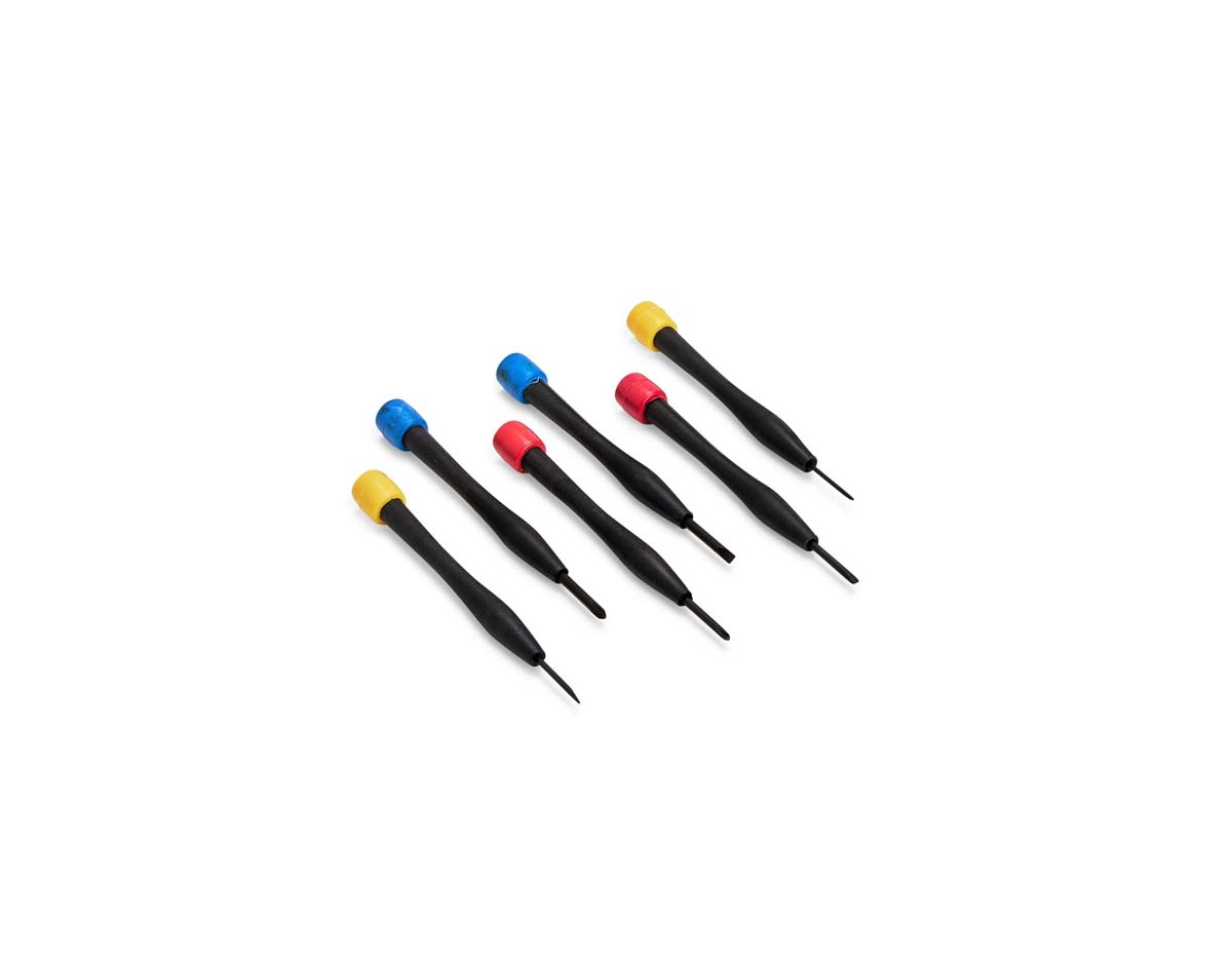 Kit de ferramentas com 6 chaves: 4 de fenda e 2 Phillips, com pontas metálicas em tamanhos variados e cabos plásticos resistentes. Acompanha estojo plástico com espuma removível para organização e proteção. Prático e funcional, é um brinde útil para uso doméstico ou no trabalho.