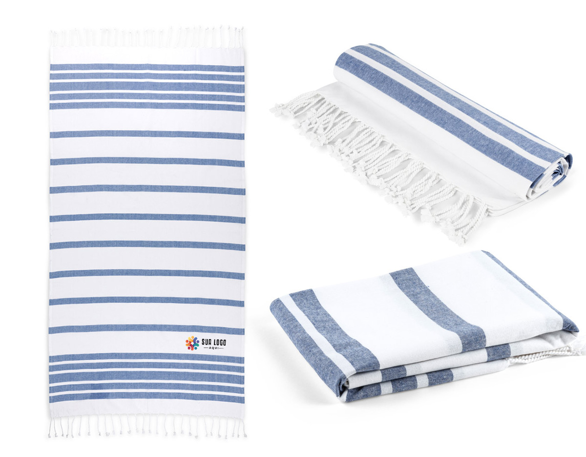 Toalha de praia produzida em tecido com composição de 70% algodão reciclado e 30% poliéster reciclado (180 g/m²). Apresenta design minimalista e acabamento leve, ideal para uso em momentos de lazer ao ar livre.