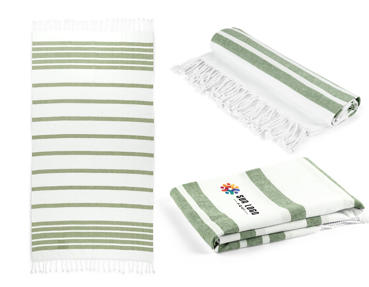 Toalha de praia produzida em tecido com composição de 70% algodão reciclado e 30% poliéster reciclado (180 g/m²). Apresenta design minimalista e acabamento leve, ideal para uso em momentos de lazer ao ar livre.