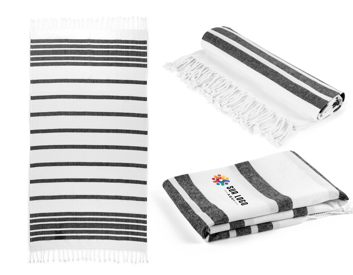 Toalha de praia produzida em tecido com composição de 70% algodão reciclado e 30% poliéster reciclado (180 g/m²). Apresenta design minimalista e acabamento leve, ideal para uso em momentos de lazer ao ar livre.