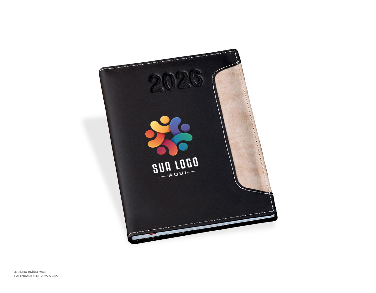 Agenda diária 2026 com capa em couro sintético e marca-páginas em fita de cetim. Possui seções para dados pessoais, calendários de 2025 a 2027, contatos, planejamento e mapas. Brinde prático e sofisticado para organização diária e uso corporativo.