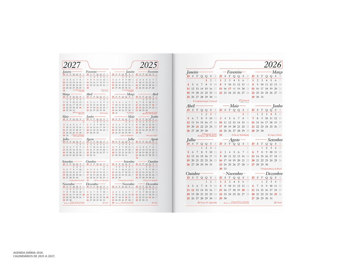 Agenda diária 2026 com capa em couro sintético e marca-páginas em fita de cetim. Possui seções para dados pessoais, calendários de 2025 a 2027, contatos, planejamento e mapas. Brinde prático e sofisticado para organização diária e uso corporativo.