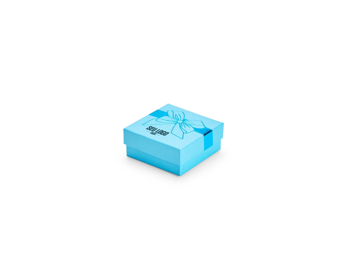 Caixa para presente compacta, feita em papelão com acabamento levemente texturizado e estampa de laço na tampa. Acompanha berço removível em espuma com ranhuras para acomodar brindes com segurança e elegância. Ideal para valorizar a apresentação do presente.