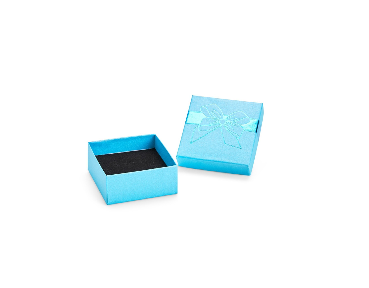 Caixa para presente compacta, feita em papelão com acabamento levemente texturizado e estampa de laço na tampa. Acompanha berço removível em espuma com ranhuras para acomodar brindes com segurança e elegância. Ideal para valorizar a apresentação do presente.