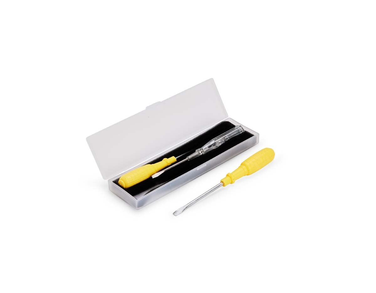 Kit de ferramentas com três chaves de cabo feito em plástico, haste e ponta metálicas. O conjunto conta com chave de fenda, chave Phillips e uma chave de teste de tensão. Acompanha estojo plástico com espuma removível para acomodar as ferramentas.
