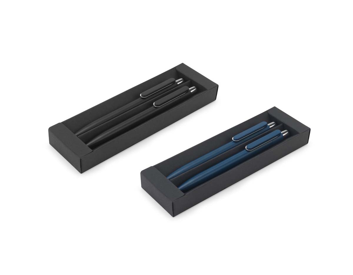 Conjunto composto por uma esferográfica e uma caneta sem tinta, ambas em alumínio 94% reciclado. A esferográfica tem escrita em azul até 1.5 km, e a caneta sem tinta permite um uso prolongado sem a necessidade de apontar. Um conjunto que proporciona uma sensação de escrita suave e fluída. Medidas:  Esferográfica: ø10 x 138 mm | Caneta sem tinta: ø10 x 138 mm.