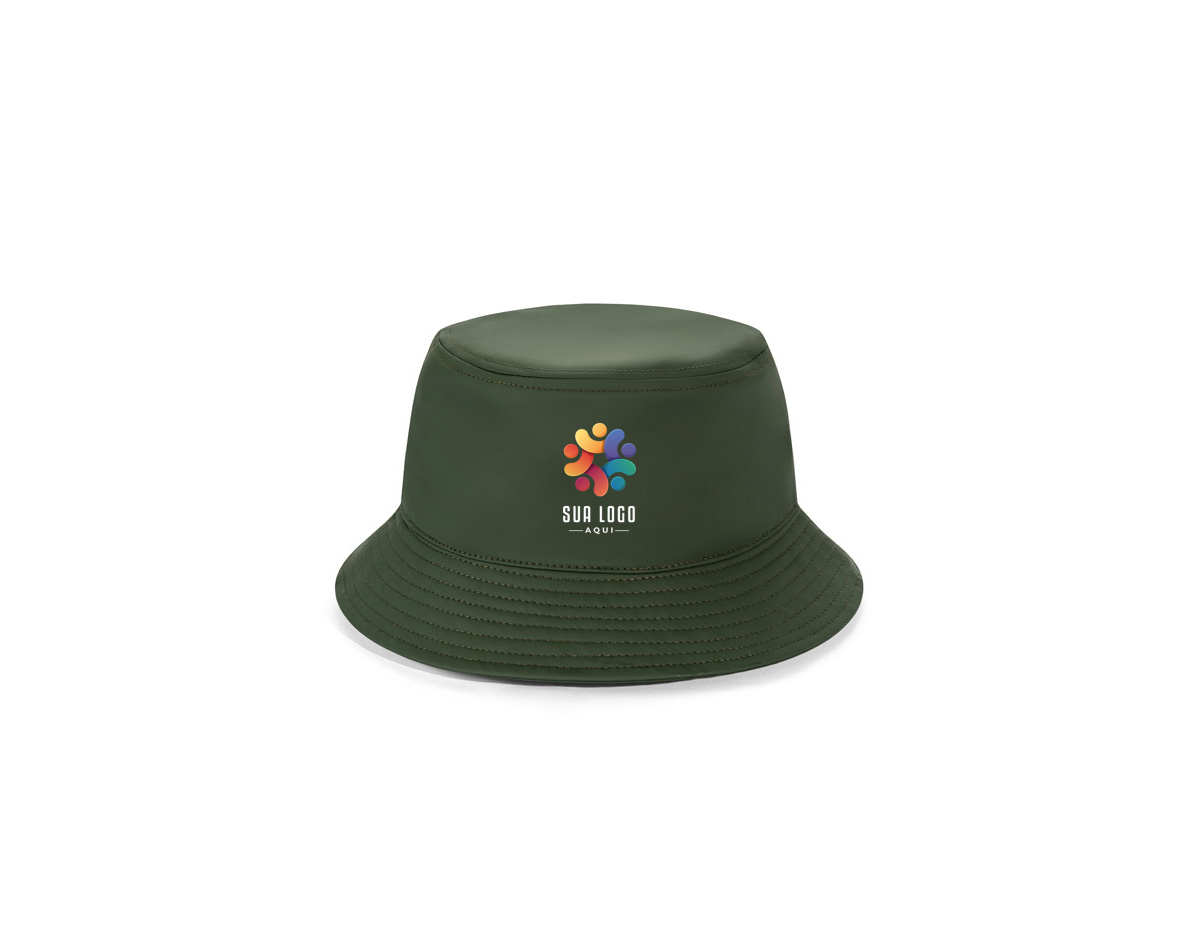 Chapéu confeccionado em poliéster 100% reciclado, com acabamento repelente à água, ideal para uso em diferentes condições climáticas. Leve, confortável e prático, oferece proteção no dia a dia, faça chuva ou sol. Excelente opção de brinde corporativo sustentável e versátil.