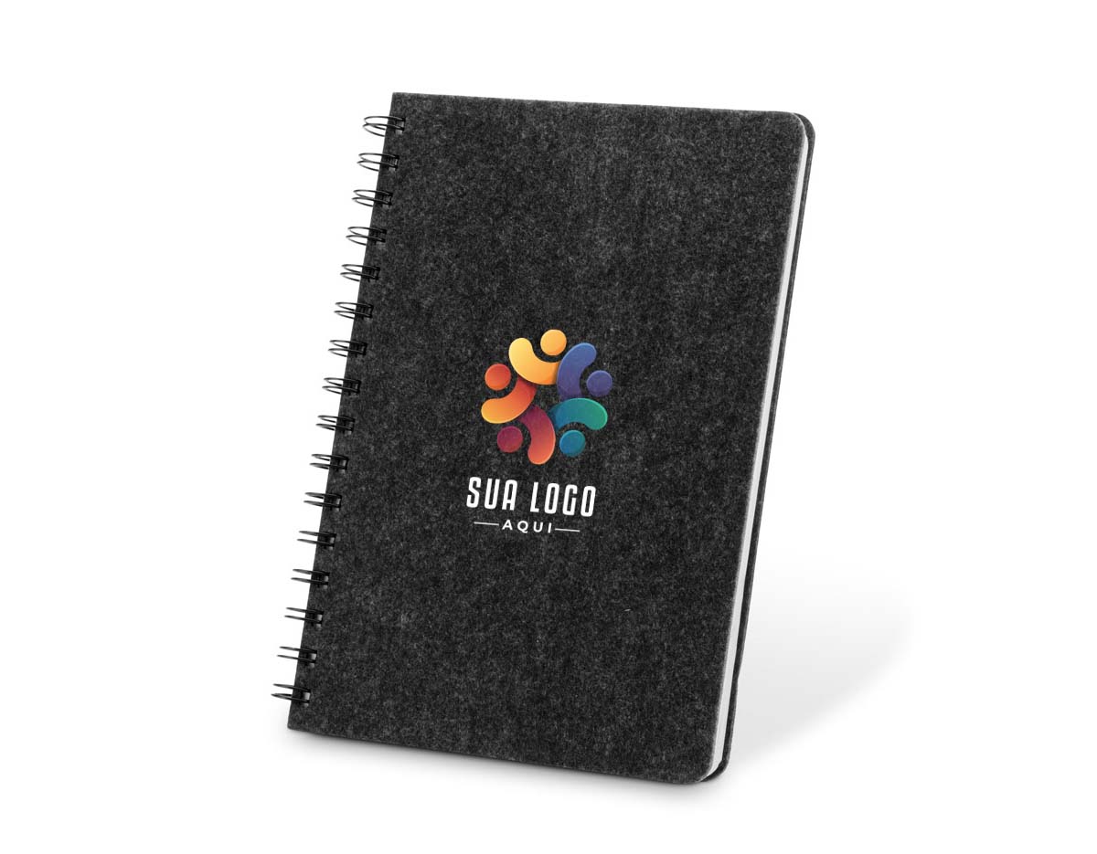 Caderno A5 com design ecológico e elegante, feito com capa semi-rígida em feltro 100% reciclado e encadernação em argolas. Possui 160 páginas pautadas em papel cor de marfim (70 g/m²), também 100% reciclado. Ideal para anotações conscientes no dia a dia ou em ambientes profissionais.