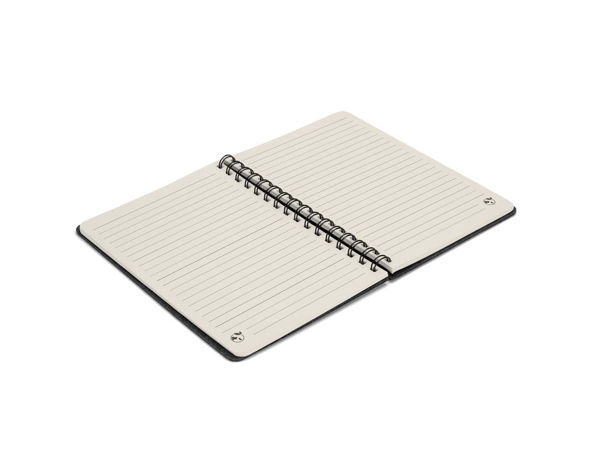 Caderno A5 com design ecológico e elegante, feito com capa semi-rígida em feltro 100% reciclado e encadernação em argolas. Possui 160 páginas pautadas em papel cor de marfim (70 g/m²), também 100% reciclado. Ideal para anotações conscientes no dia a dia ou em ambientes profissionais.