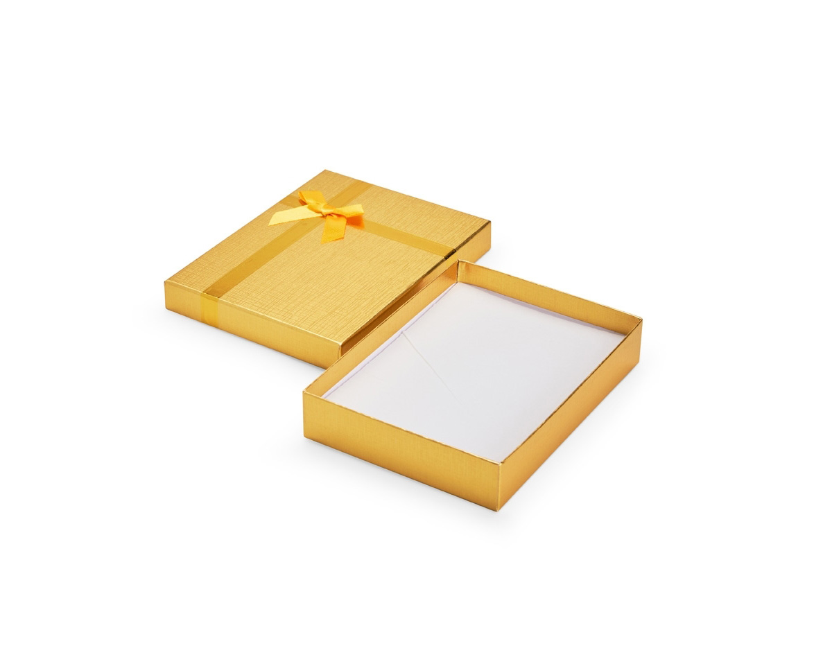 Caixa para presente em papelão com acabamento levemente texturizado e laço decorativo de cetim colado na tampa. Conta ainda com berço removível em espuma com ranhuras.