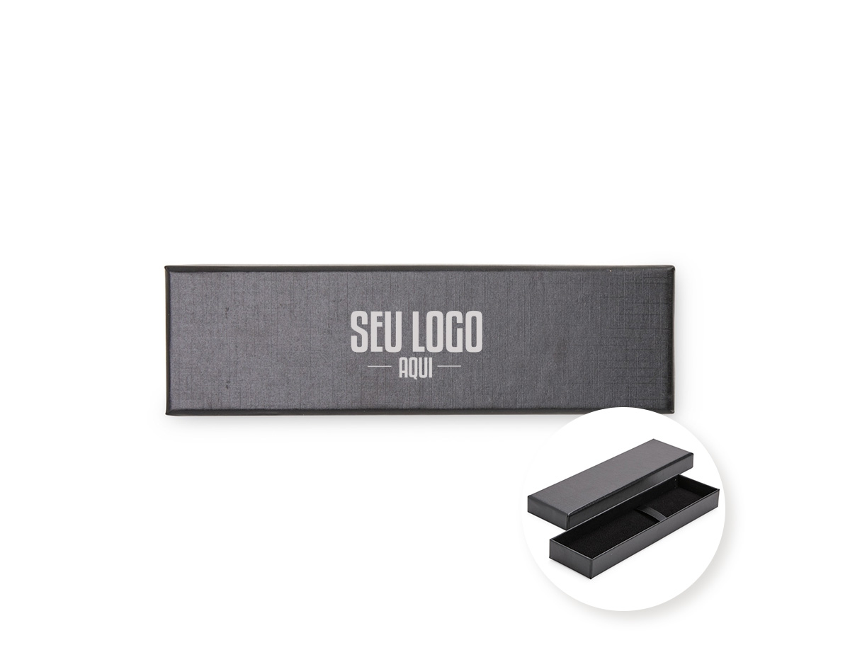 Estojo em papelão com interior aveludado e fita de cetim para fixação da caneta. Uma opção elegante e funcional, ideal como brinde corporativo que valoriza a apresentação e agrega sofisticação ao presente.
