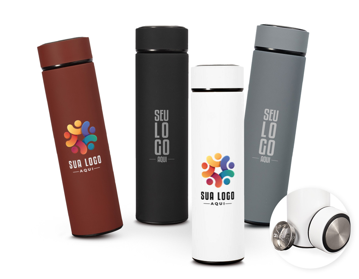 Uma garrafa térmica com capacidade máxima de 500ml. Feita em aço inox, conta com tampa rosqueável e revestimento externo emborrachado que facilita a pegada. Possui parede dupla e isolamento a vácuo, o que permite conservar a temperatura de líquidos por mais tempo. Acompanha infusor em inox.