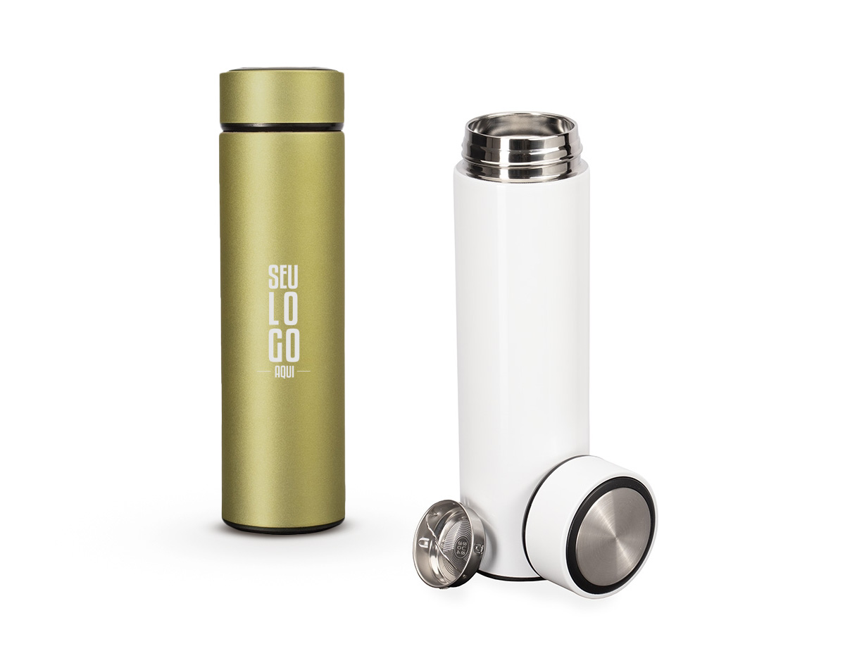 Uma garrafa térmica com capacidade máxima de 500ml. Feita em aço inox, conta com tampa rosqueável e revestimento externo emborrachado que facilita a pegada. Possui parede dupla e isolamento a vácuo, o que permite conservar a temperatura de líquidos por mais tempo. Acompanha infusor em inox.