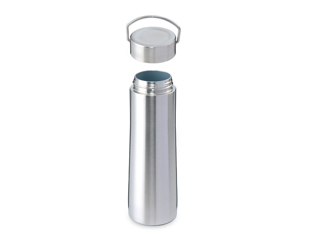 Garrafa térmica de 700ml feita em inox com ampola de cerâmica, que mantém a temperatura por mais tempo. Conta com base antiderrapante para maior estabilidade. Ideal como brinde corporativo sofisticado e funcional, unindo durabilidade e elegância no dia a dia.