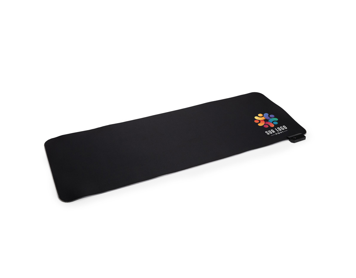 Desk pad flexível em microfibra com base antiderrapante em EVA. Apresenta bordas com cantos arredondados e faixa com iluminação LED colorida ajustável, alimentada via cabo USB. Acompanha cabo Micro-USB.