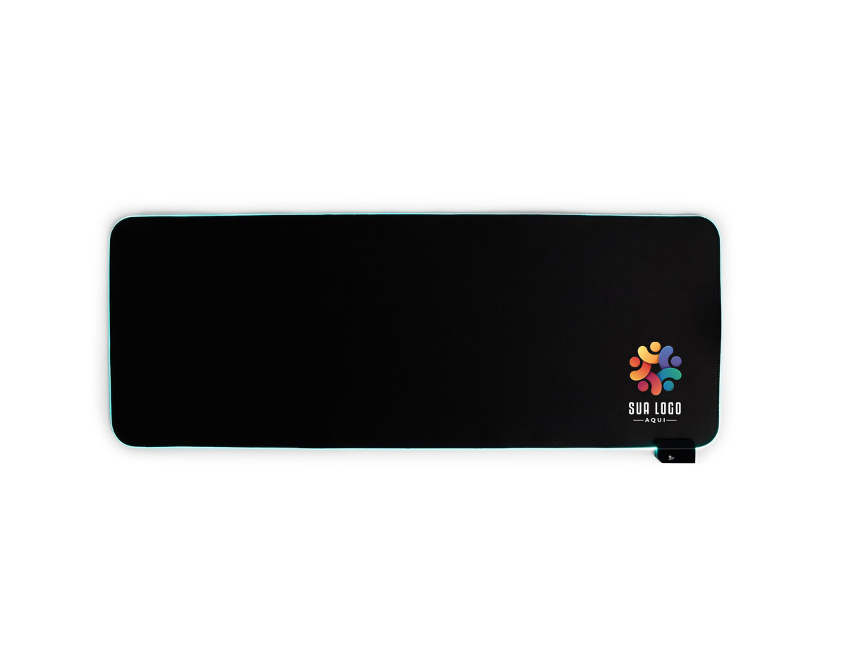 Desk pad flexível em microfibra com base antiderrapante em EVA. Apresenta bordas com cantos arredondados e faixa com iluminação LED colorida ajustável, alimentada via cabo USB. Acompanha cabo Micro-USB.