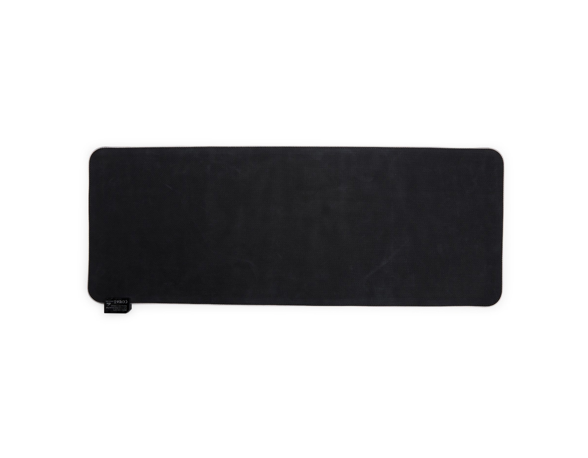 Desk pad flexível em microfibra com base antiderrapante em EVA. Apresenta bordas com cantos arredondados e faixa com iluminação LED colorida ajustável, alimentada via cabo USB. Acompanha cabo Micro-USB.
