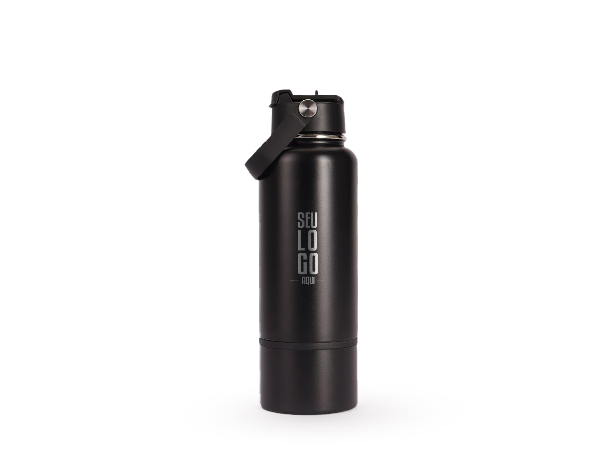 Garrafa térmica em inox com pintura eletrostática e capacidade de até 800ml. Apresenta estrutura interna de parede dupla e vedação a vácuo, o que ajuda a conservar a temperatura de líquidos por mais tempo. Conta ainda com fundo removível. Possui tampa plástica rosqueável com protetor para o bocal, bico flip, canudo interno removível e alça fixa para transporte.