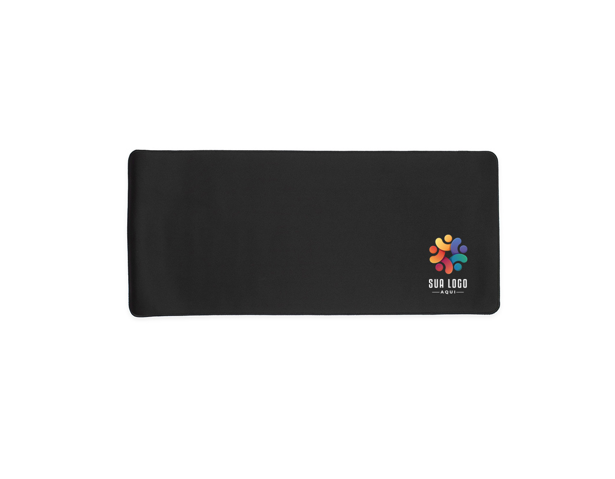 Desk pad em poliéster com bordas arredondadas e base antiderrapante em EVA, oferecendo uma combinação que confere mais conforto e precisão durante o uso, além de proteger superfícies planas contra danos e desgastes.