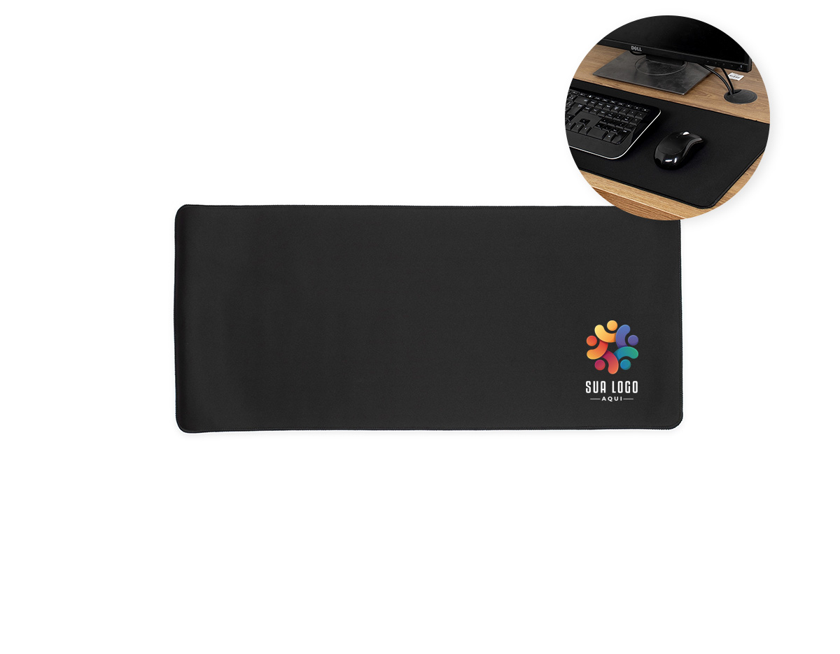 Desk pad em poliéster com bordas arredondadas e base antiderrapante em EVA, oferecendo uma combinação que confere mais conforto e precisão durante o uso, além de proteger superfícies planas contra danos e desgastes.