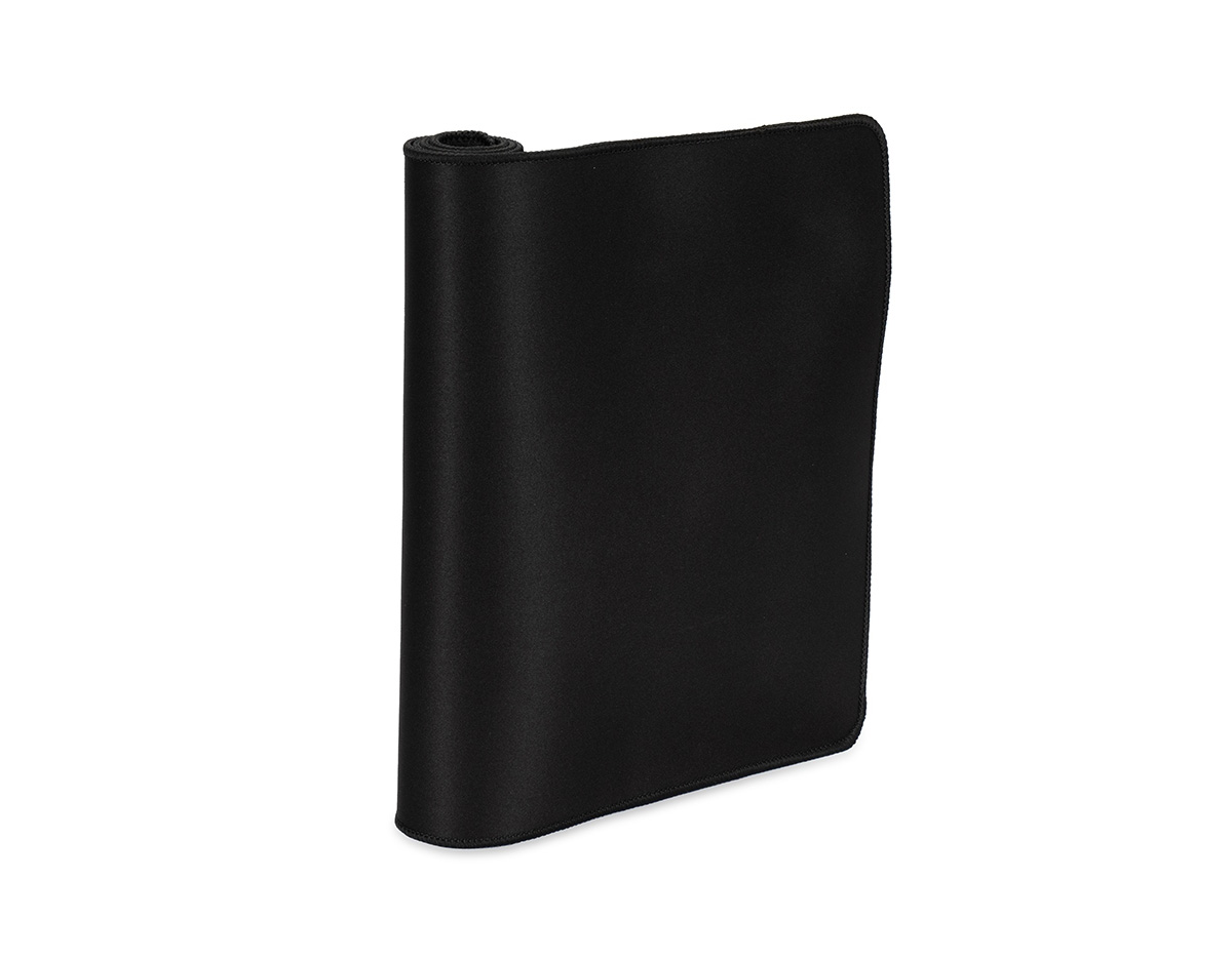 Desk pad em poliéster com bordas arredondadas e base antiderrapante em EVA, oferecendo uma combinação que confere mais conforto e precisão durante o uso, além de proteger superfícies planas contra danos e desgastes.