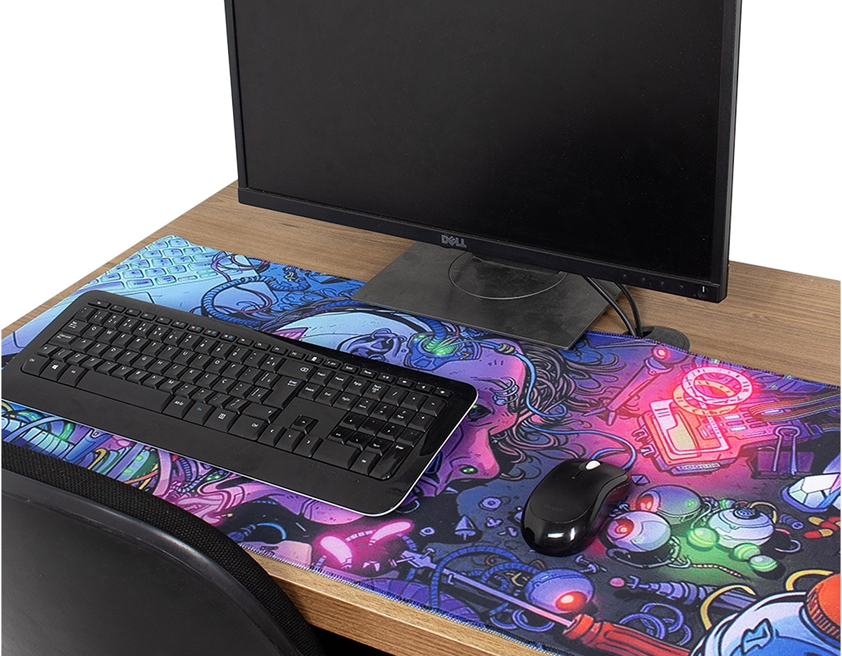 Desk pad flexível confeccionado em poliéster. Apresenta design leve com bordas arredondadas e estampa de estilo futurista. Conta também com base antiderrapante em EVA que ajuda a proteger superfícies contra danos e desgastes.