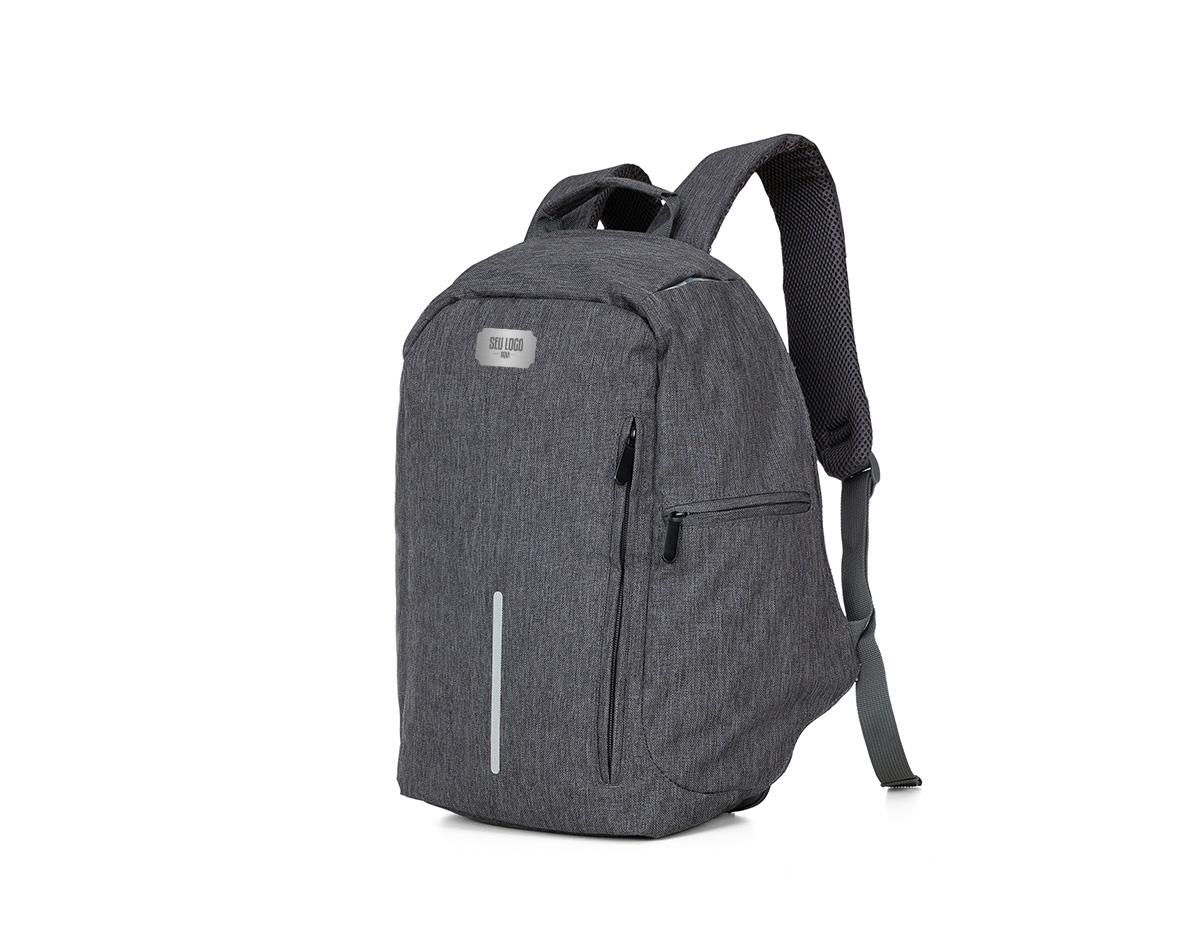 Mochila antifurto impermeável, seu compartimento principal com abertura de zíper na área traseira impossibilita a abertura da mochila nas costas, assim protegendo-o de furtos e trazendo mais segurança para seus objetos de valores. Compartimento principal com bolso para notebook até 15.6 polegadas, bolso para tablet até 9 polegadas, três bolsos para acessórios e bolso com zíper, contém ainda um compartimento frontal e compartimento lateral. Contem faixa reflexiva na área frontal, alça de mãos, acesso para encaixe de malas com puxador, alças para as costas ajustáveis e área traseira com revestimento espumado.