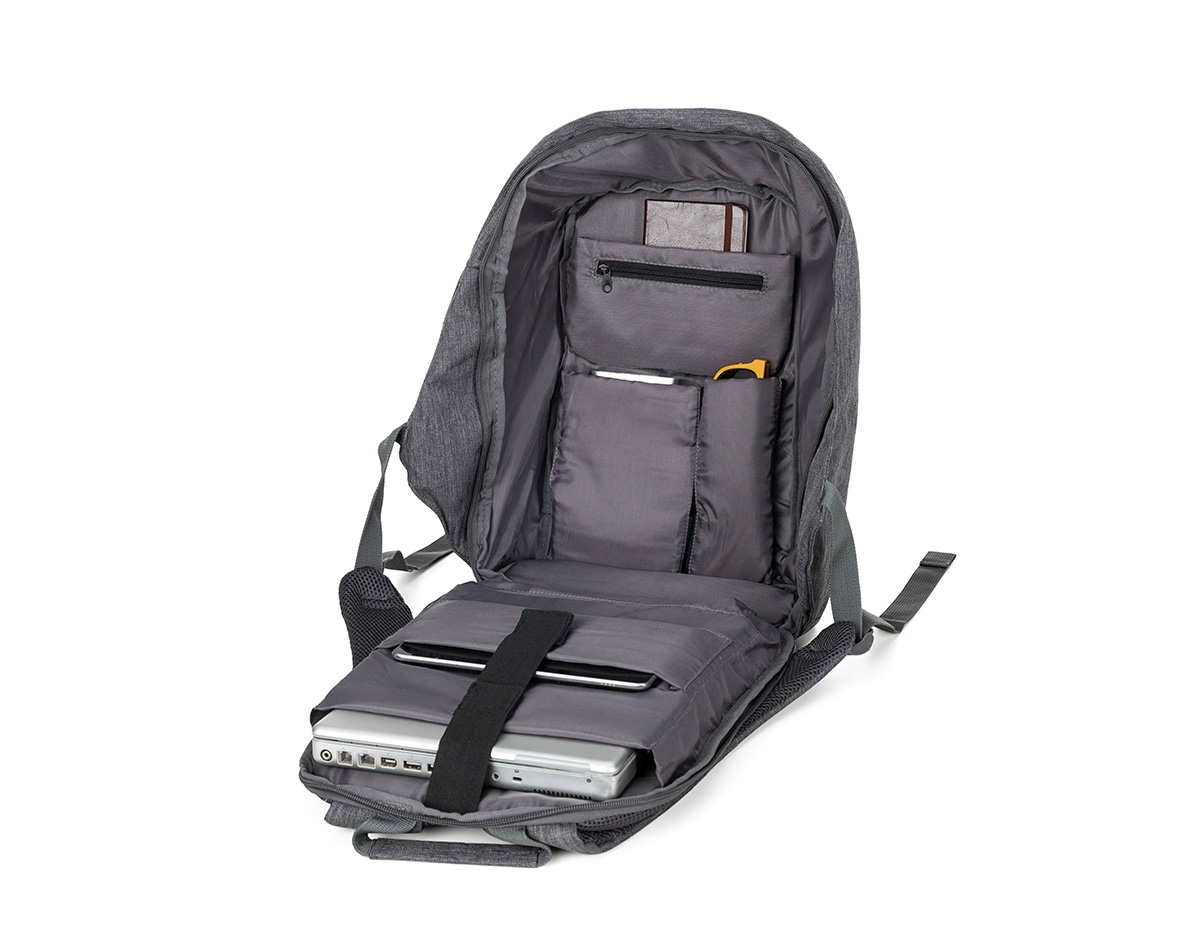 Mochila antifurto impermeável, seu compartimento principal com abertura de zíper na área traseira impossibilita a abertura da mochila nas costas, assim protegendo-o de furtos e trazendo mais segurança para seus objetos de valores. Compartimento principal com bolso para notebook até 15.6 polegadas, bolso para tablet até 9 polegadas, três bolsos para acessórios e bolso com zíper, contém ainda um compartimento frontal e compartimento lateral. Contem faixa reflexiva na área frontal, alça de mãos, acesso para encaixe de malas com puxador, alças para as costas ajustáveis e área traseira com revestimento espumado.