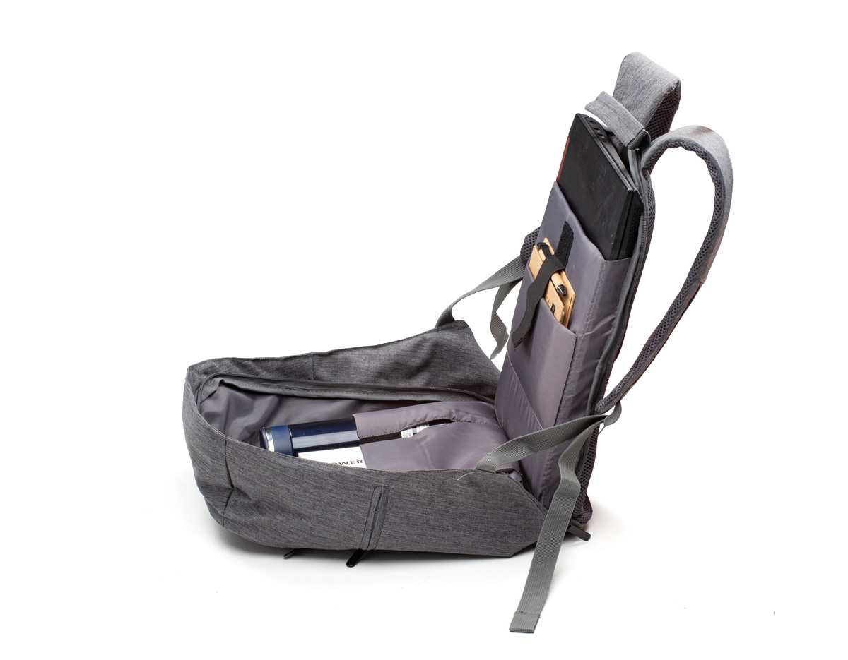 Mochila antifurto impermeável, seu compartimento principal com abertura de zíper na área traseira impossibilita a abertura da mochila nas costas, assim protegendo-o de furtos e trazendo mais segurança para seus objetos de valores. Compartimento principal com bolso para notebook até 15.6 polegadas, bolso para tablet até 9 polegadas, três bolsos para acessórios e bolso com zíper, contém ainda um compartimento frontal e compartimento lateral. Contem faixa reflexiva na área frontal, alça de mãos, acesso para encaixe de malas com puxador, alças para as costas ajustáveis e área traseira com revestimento espumado.