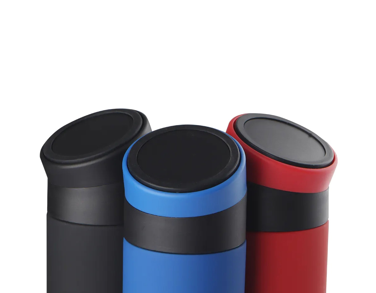 Garrafa térmica de 400 ml em aço inox com parede dupla, que mantém a temperatura das bebidas por mais tempo. Possui tampa rosqueável com apoio para celular, unindo praticidade e design moderno, ideal como brinde corporativo que valoriza a utilidade e o estilo no dia a dia.