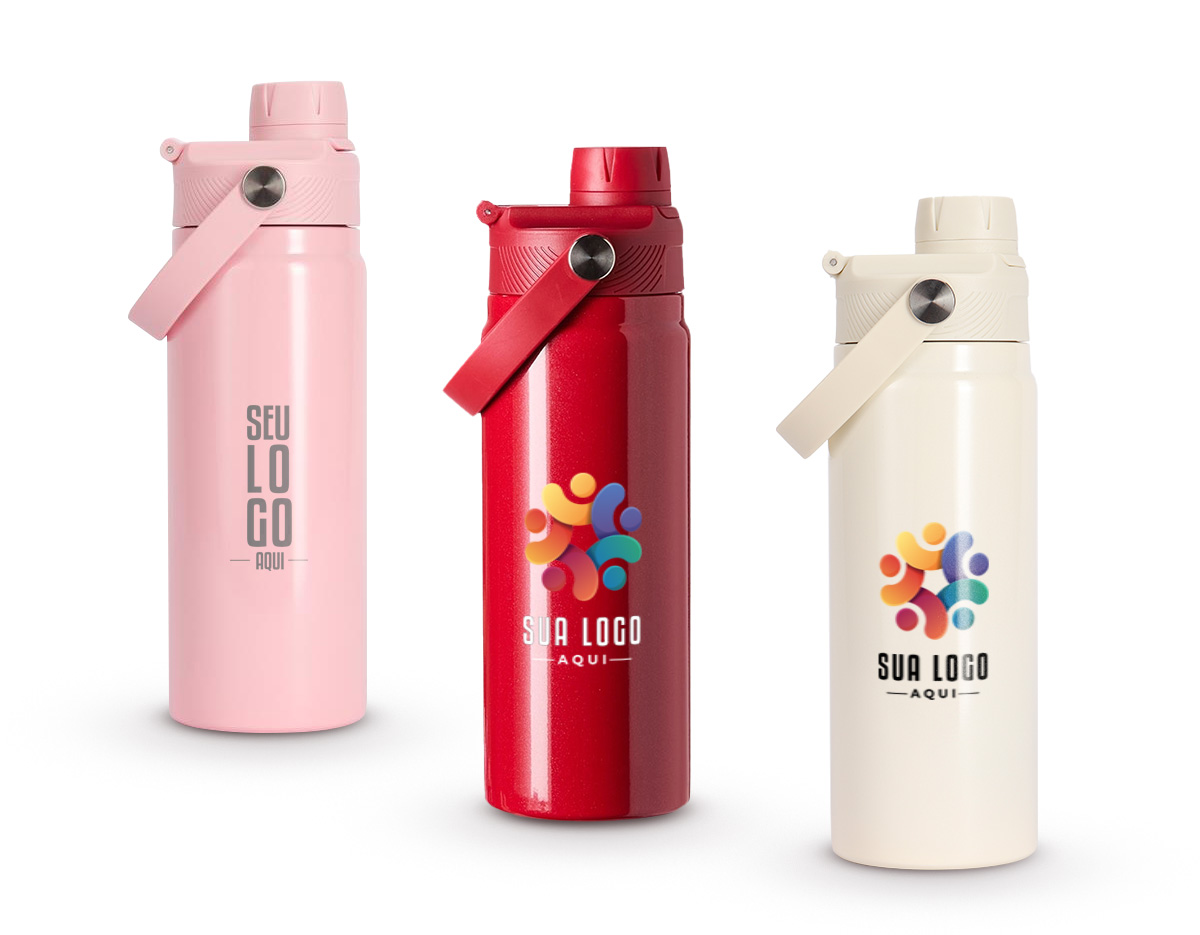 Garrafa térmica em inox de 600ml, com parede dupla e isolamento a vácuo para manter a temperatura de bebidas por mais tempo. Conta com tampa plástica rosqueável com proteção para o bocal e alça fixa para transporte. Brinde durável, funcional e ideal para uso diário.
