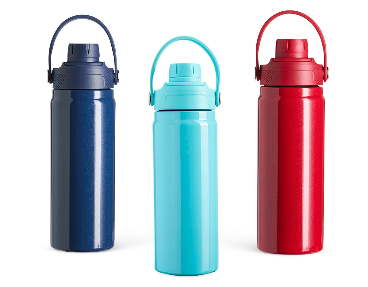 Garrafa térmica em inox de 600ml, com parede dupla e isolamento a vácuo para manter a temperatura de bebidas por mais tempo. Conta com tampa plástica rosqueável com proteção para o bocal e alça fixa para transporte. Brinde durável, funcional e ideal para uso diário.