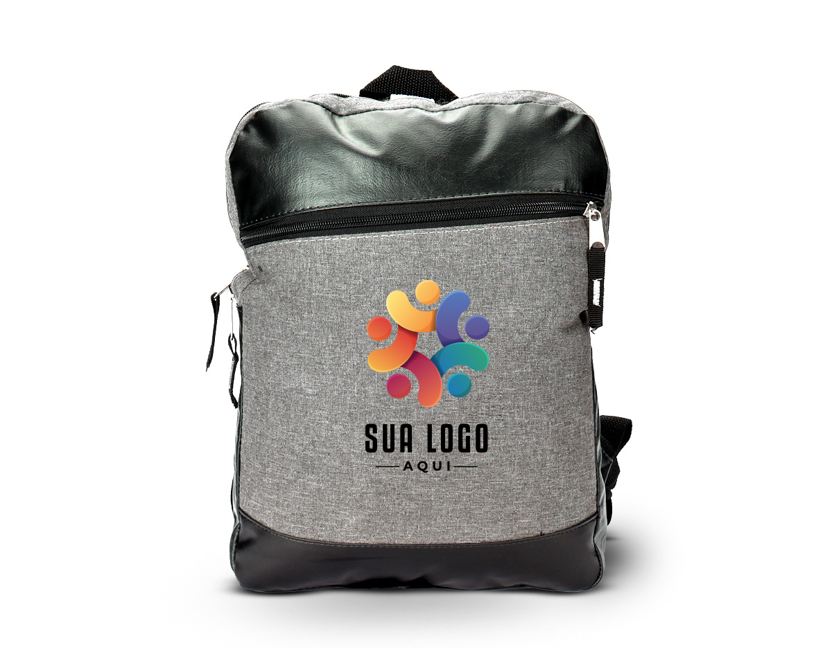 Mochila em poliéster PVC mescla com detalhes em couro sintético e capacidade de 11L. Possui divisória interna em tecido telado para notebooks até 14”, bolso frontal com zíper, alças de costas e de mão, além de engate posterior para malas. Brinde elegante e funcional para uso diário ou corporativo.