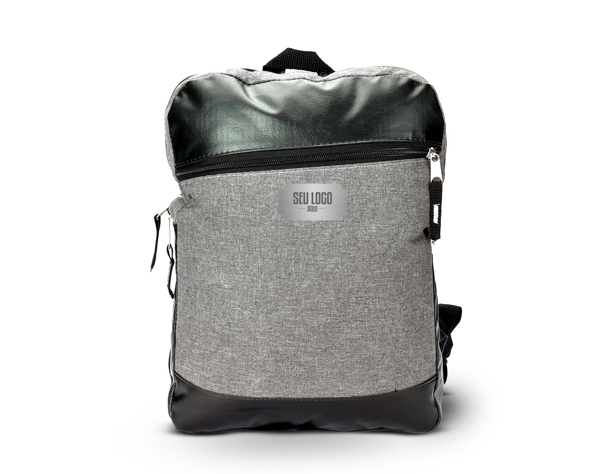 Mochila em poliéster PVC mescla com detalhes em couro sintético e capacidade de 11L. Possui divisória interna em tecido telado para notebooks até 14”, bolso frontal com zíper, alças de costas e de mão, além de engate posterior para malas. Brinde elegante e funcional para uso diário ou corporativo.