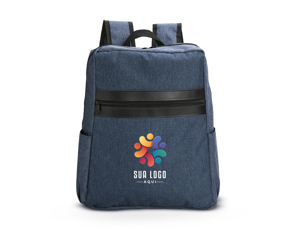 Mochila confeccionada em Poliéster PVC Mescla resistente à água, detalhes em couro sintético, fechamento em zíper e capacidade de até 18 litros. Possui compartimento interno com divisória em tela de nylon, ideal para notebooks de até 15,6 polegadas. Conta ainda com compartimento externo e dois bolsos laterais.