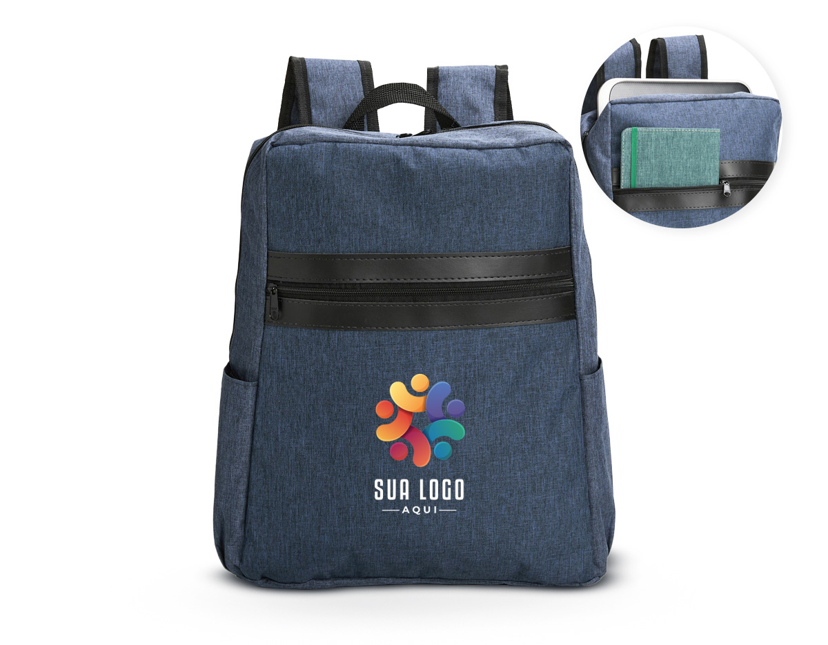 Mochila confeccionada em Poliéster PVC Mescla resistente à água, detalhes em couro sintético, fechamento em zíper e capacidade de até 18 litros. Possui compartimento interno com divisória em tela de nylon, ideal para notebooks de até 15,6 polegadas. Conta ainda com compartimento externo e dois bolsos laterais.
