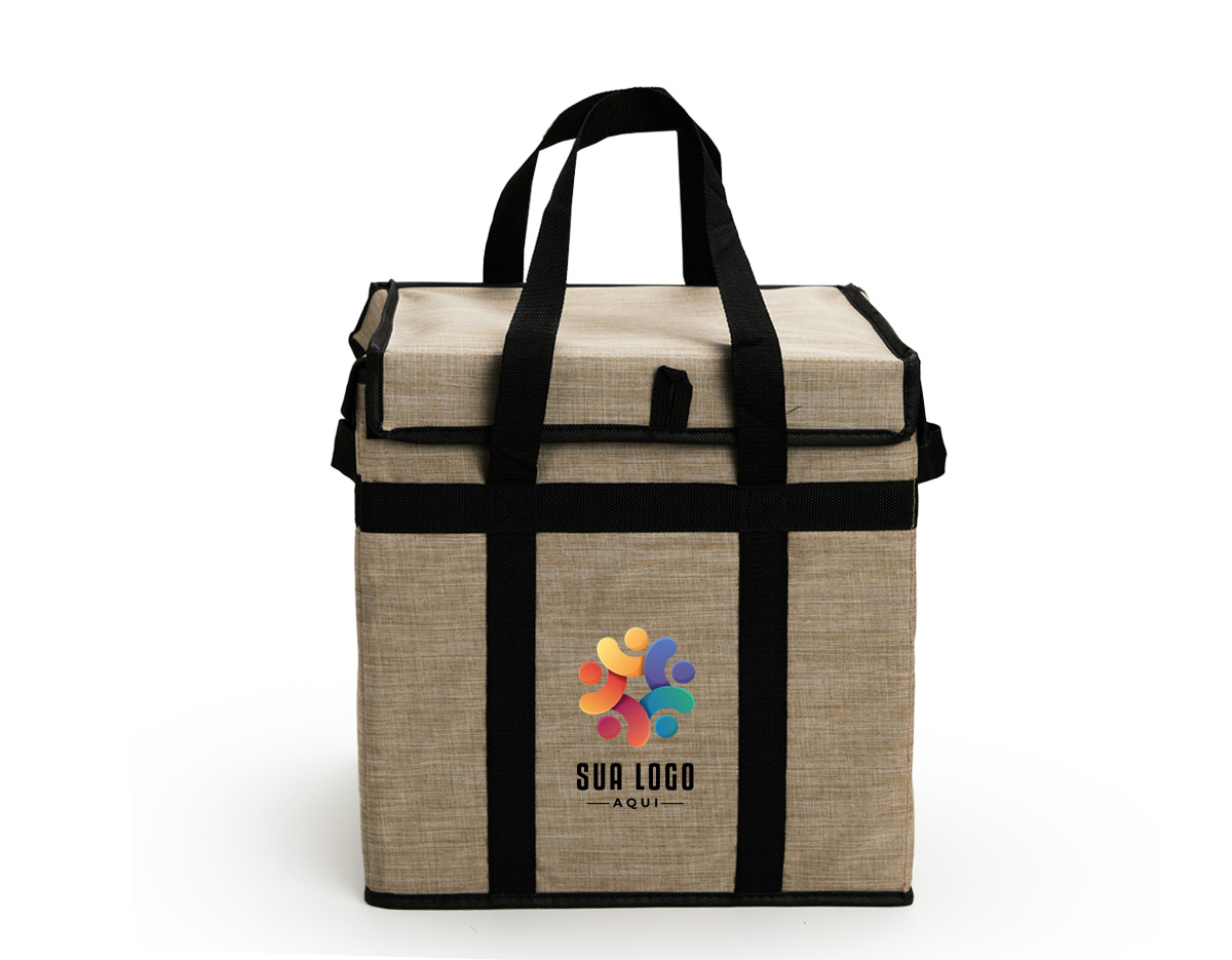Bolsa térmica confeccionada em tecido Oxford impermeável, com capacidade máxima de 35 litros, ideal para o transporte de alimentos e bebidas em maior volume. Possui fechamento em velcro e armação interna em placa de PVC que proporciona maior estrutura e estabilidade. Conta com junção inferior em velcro que facilita o armazenamento quando não estiver em uso. Apresenta revestimento térmico interno em folha de alumínio, que auxilia na conservação da temperatura, além de par de alças em nylon que garantem praticidade e conforto no transporte.