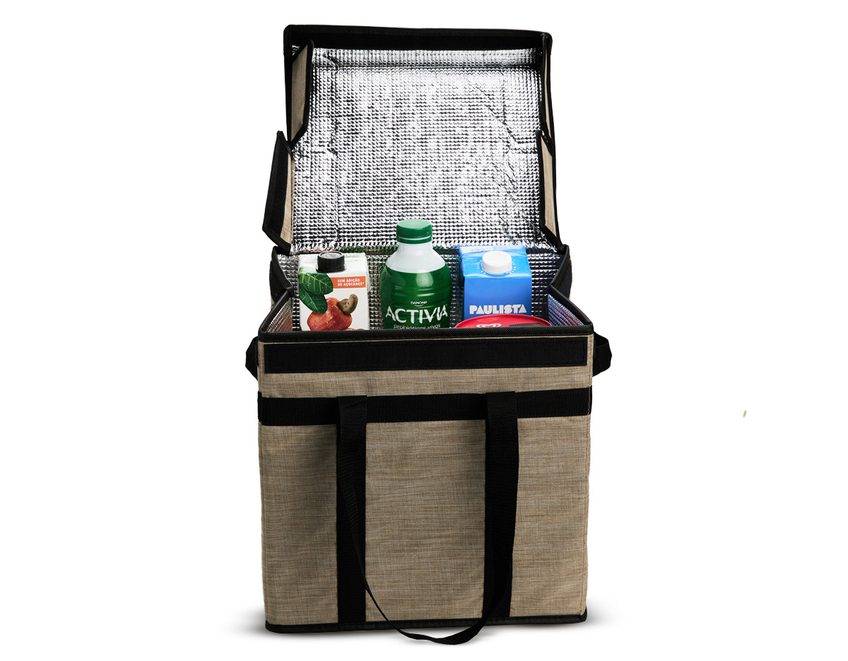 Bolsa térmica confeccionada em tecido Oxford impermeável, com capacidade máxima de 35 litros, ideal para o transporte de alimentos e bebidas em maior volume. Possui fechamento em velcro e armação interna em placa de PVC que proporciona maior estrutura e estabilidade. Conta com junção inferior em velcro que facilita o armazenamento quando não estiver em uso. Apresenta revestimento térmico interno em folha de alumínio, que auxilia na conservação da temperatura, além de par de alças em nylon que garantem praticidade e conforto no transporte.