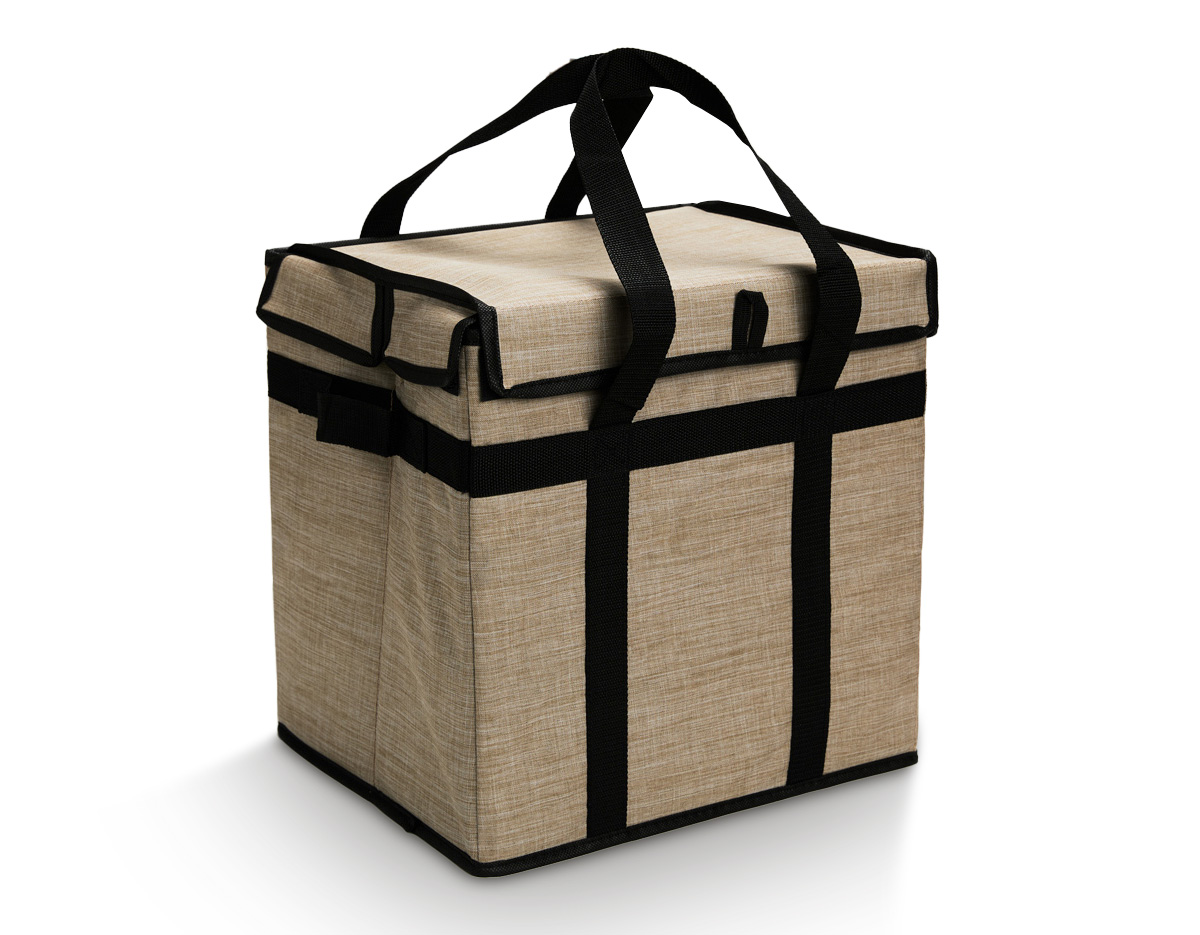 Bolsa térmica confeccionada em tecido Oxford impermeável, com capacidade máxima de 35 litros, ideal para o transporte de alimentos e bebidas em maior volume. Possui fechamento em velcro e armação interna em placa de PVC que proporciona maior estrutura e estabilidade. Conta com junção inferior em velcro que facilita o armazenamento quando não estiver em uso. Apresenta revestimento térmico interno em folha de alumínio, que auxilia na conservação da temperatura, além de par de alças em nylon que garantem praticidade e conforto no transporte.