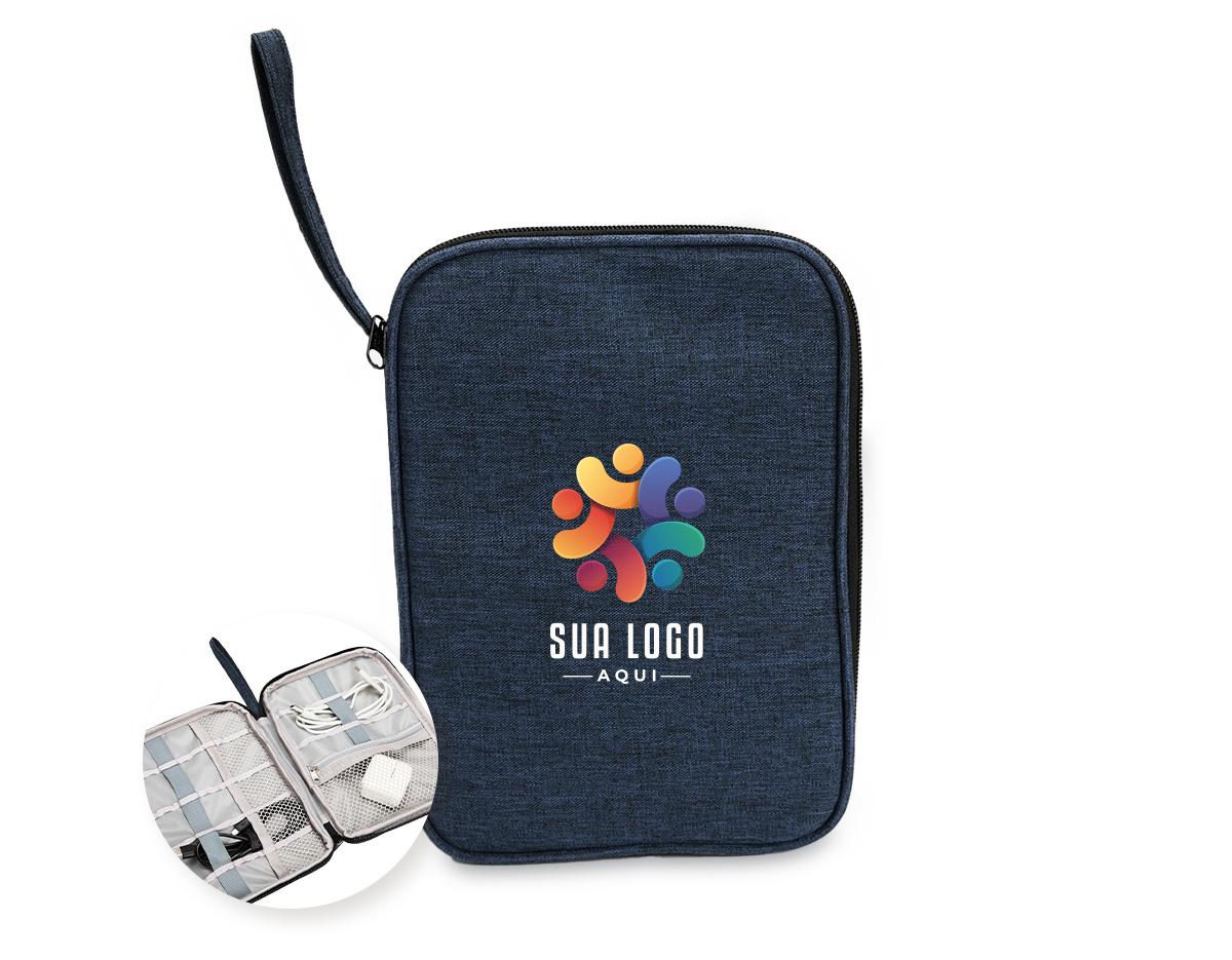 Necessaire confeccionada em poliéster resistente à água. Conta com bolso interno em tela de nylon e fechamento em zíper e divisórias em diferentes tamanhos em elástico. Possui alça de mão para transporte.