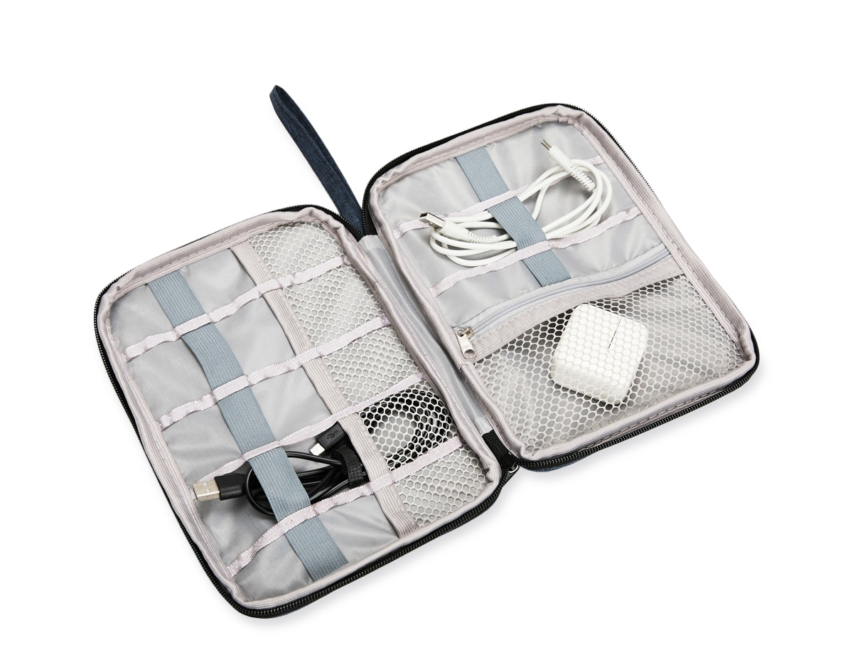 Necessaire confeccionada em poliéster resistente à água. Conta com bolso interno em tela de nylon e fechamento em zíper e divisórias em diferentes tamanhos em elástico. Possui alça de mão para transporte.