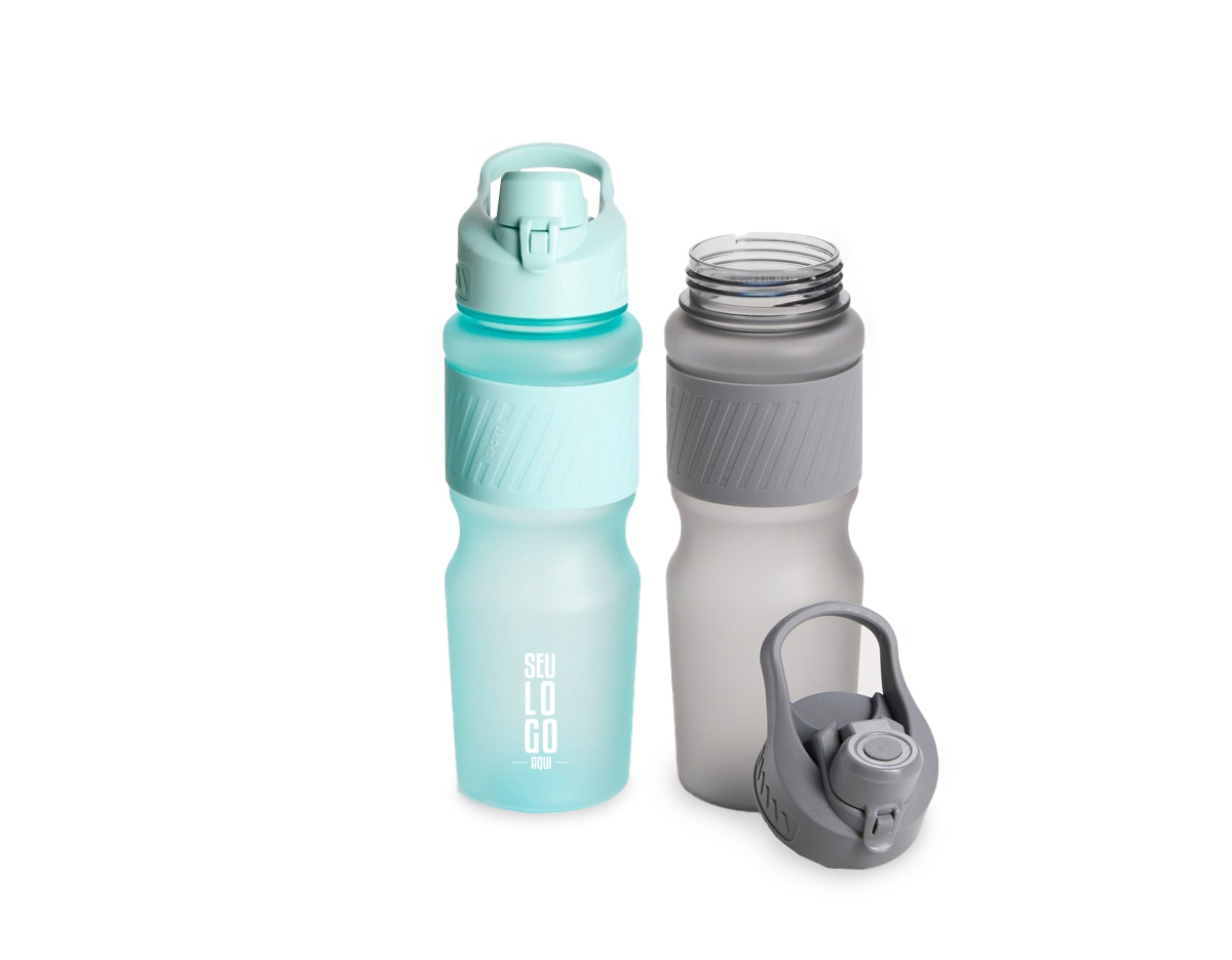 Squeeze plástico com acabamento fosco e capacidade de até 750ml. Possui luva emborrachada, tampa rosqueável com bocal e alça fixa para transporte. O bocal conta ainda com uma tampa de proteção com trava de segurança.