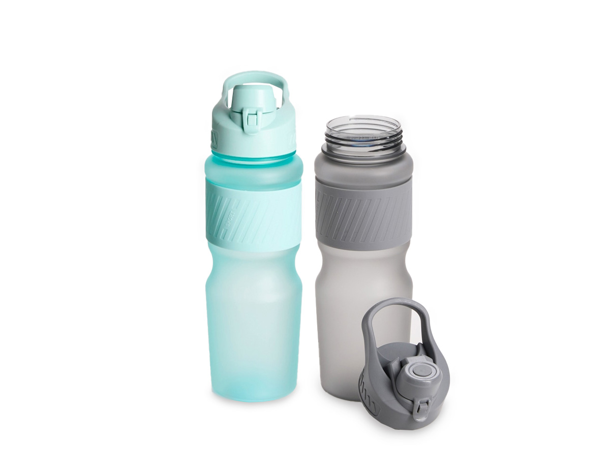 Squeeze plástico com acabamento fosco e capacidade de até 750ml. Possui luva emborrachada, tampa rosqueável com bocal e alça fixa para transporte. O bocal conta ainda com uma tampa de proteção com trava de segurança.