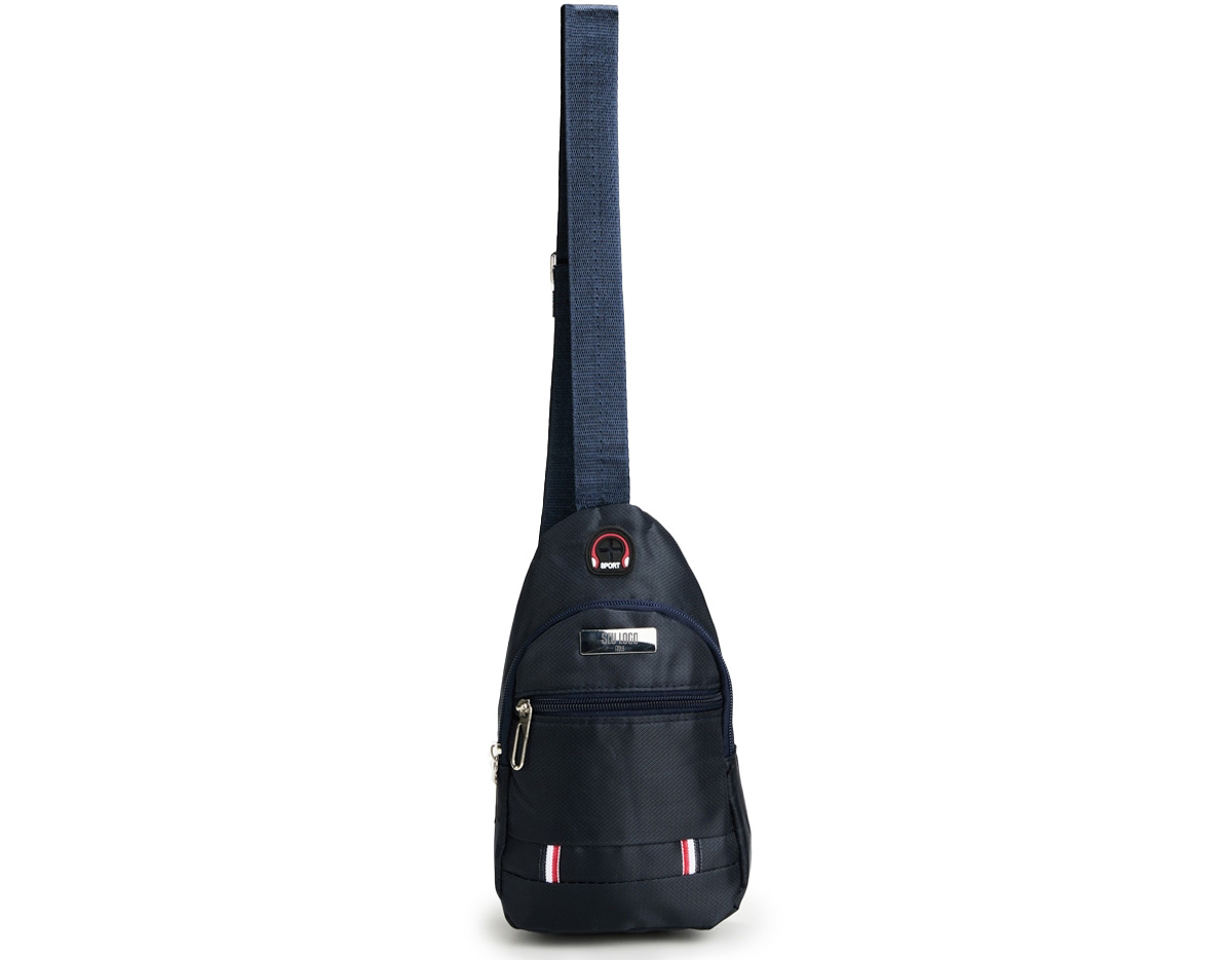 Mini bolsa confeccionada em tecido Oxford resistente à água e alça transversal ajustável em nylon. Possui dois compartimentos e um bolso interno, todos com fechamento em zíper, além de entrada para fones de ouvido e uma pequena placa metálica para personalização.
