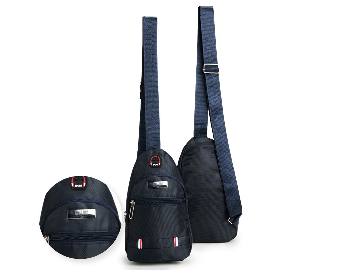 Mini bolsa confeccionada em tecido Oxford resistente à água e alça transversal ajustável em nylon. Possui dois compartimentos e um bolso interno, todos com fechamento em zíper, além de entrada para fones de ouvido e uma pequena placa metálica para personalização.