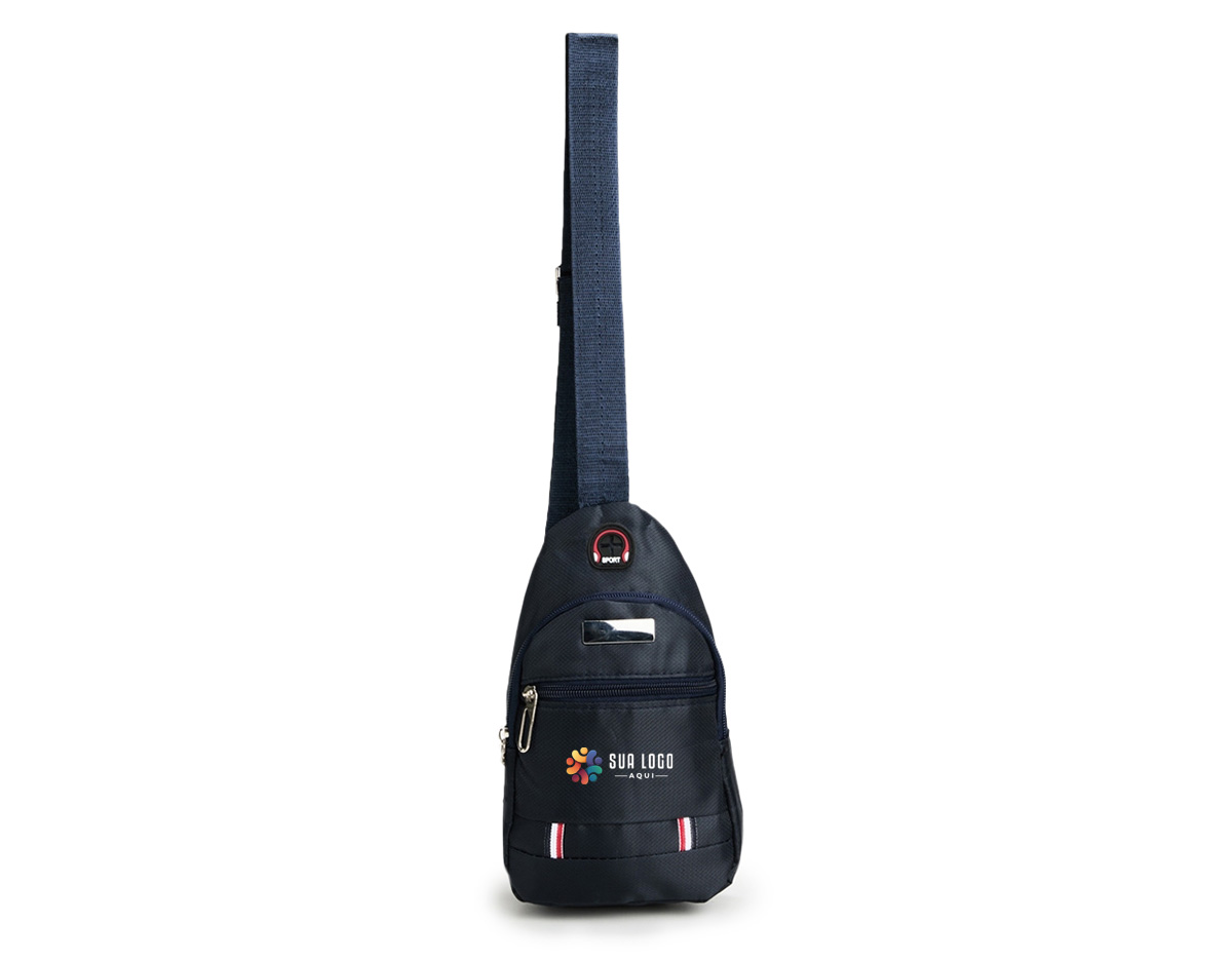 Mini bolsa confeccionada em tecido Oxford resistente à água e alça transversal ajustável em nylon. Possui dois compartimentos e um bolso interno, todos com fechamento em zíper, além de entrada para fones de ouvido e uma pequena placa metálica para personalização.