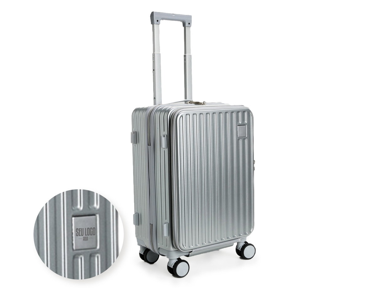 Mala de viagem feita em policarbonato (PC) com capacidade de até 32 litros. Apresenta compartimentos internos de difernetes tamanhos, incluindo um bolso telado e outro em plástico para itens molhados. Possui alça superior, alça lateral, puxador retrátil ajustável em dois níveis, quatro rodinhas com rotação de 360 graus, suporte para copo ou garrafa, quatro apoios laterais e cadeado numérico TSA. Dispõe ainda de compartimento frontal com três bolsos em tamanhos variados.