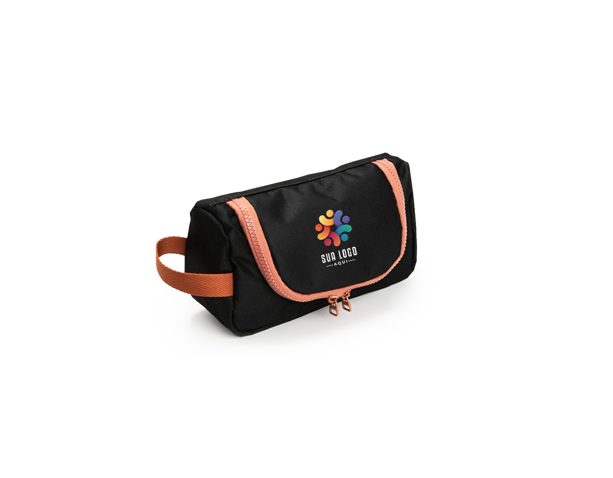 Nécessaire confeccionada em nylon resistente à água, ideal para proteger os itens contra respingos e umidade. Possui fechamento em zíper que garante segurança no armazenamento e divisória interna em tela de nylon, facilitando a organização e visualização dos objetos. Conta ainda com alça lateral para transporte, proporcionando praticidade no dia a dia ou em viagens. Uma excelente opção de brinde corporativo funcional e versátil.