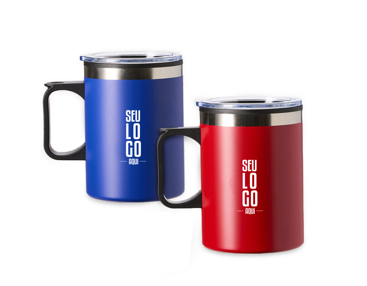 Caneca plástica com capacidade de até 375ml e revestimento externo em inox que reduz o contato direto com a temperatura dos líquidos. Conta com tampa plástica com bocal e trava de segurança, além de base emborrachada antiderrapante.