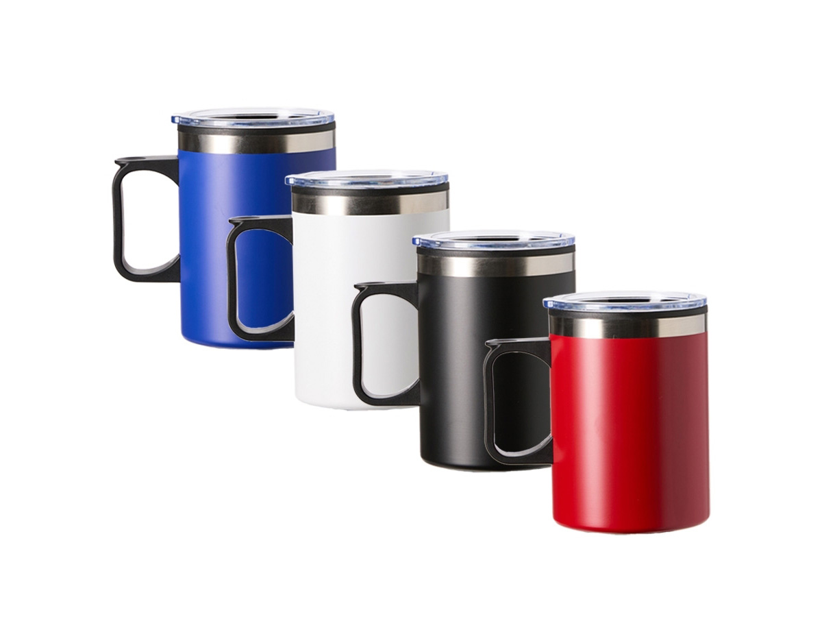 Caneca plástica com capacidade de até 375ml e revestimento externo em inox que reduz o contato direto com a temperatura dos líquidos. Conta com tampa plástica com bocal e trava de segurança, além de base emborrachada antiderrapante.